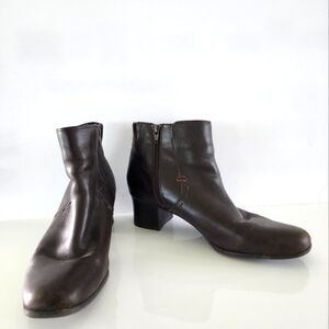 Boutique brown leather bootie - Size 8